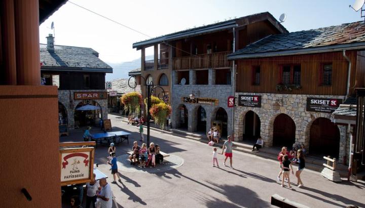 Place des Commerces Les Coches - Nos commerçants vous accueillent avec plaisir !