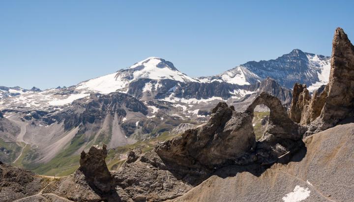 Vue aérienne été - L'Aiguille Percée au premier plan, le glacier de la Grande Motte en arrière-plan