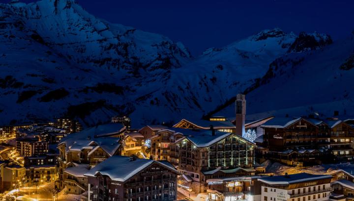 Vue aérienne hiver - Tignes le lac la nuit