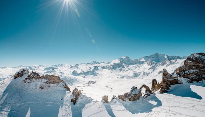 Vue aérienne hiver - L'Aiguille Percée au premier plan, le glacier de la Grande Motte en arrière-plan