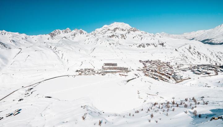 Vue aérienne hiver - Le lac gelé de Tignes et Tignes le Lac
