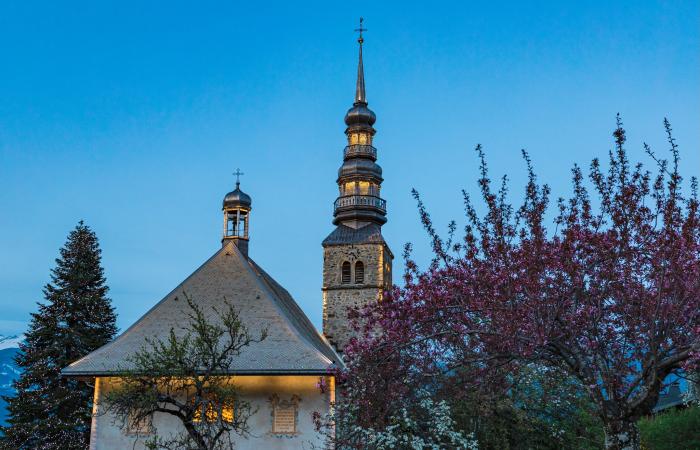 Le clocher de Combloux éclairé, au crépuscule. Escapades baroques dans les Alpes avec la Fondation Facim