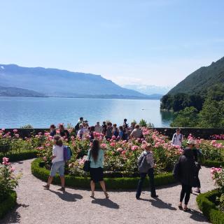 Le lac du Bourget vu des jardins de l'abbaye d'Hautecombe. Rencontres littéraires de la Fondation Facim en Savoie Mont Blanc 2019
