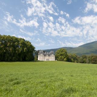 Le château de Reinach vu de loin