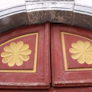 Chaucisse, Val d'Arly, détail d'une porte ancienne peinte