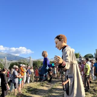 Une marionnette géante regarde le public. Un appétit de géants, Verrens-Arvey, 2025