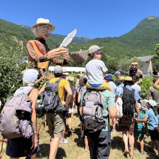 Des marionnettes géantes entraînent le public sur un chemin