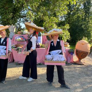 Des comédiennes au chapeau en forme de tartes. Un appétit de géants avec la Fondation Facim, juin 2025, Verrens-Arvey