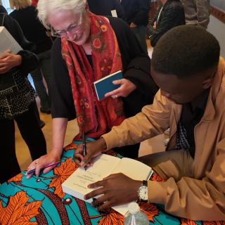 Mohammed Mbougar Sarr en séance de dédicaces, Saison littéraire 2022, Fondation Facim