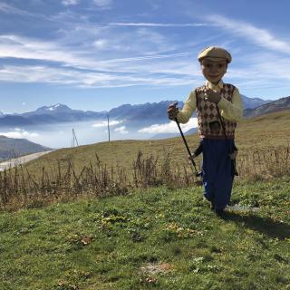 Une marionnette géante dans un paysage de montagne