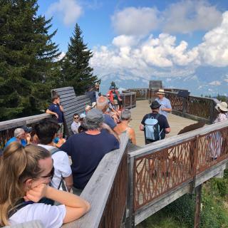 Un guide de la Fondation Facim avec un groupe de visiteurs