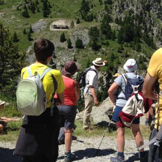 Balade en montagne l'été avec la Fondation Facim. Un guide conférencier et des promeneurs