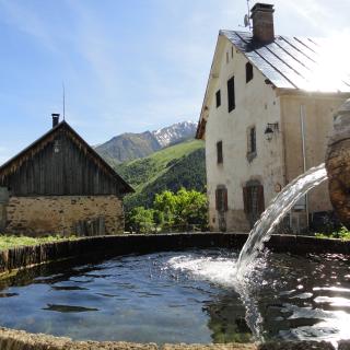 Village savoyard avec une fontaine au premier plan