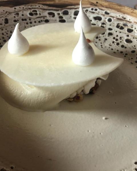 Un gâteau qui ressemble à un paysage de neige dominé par 3 pics : le dessert aux trois laits de René Meilleur