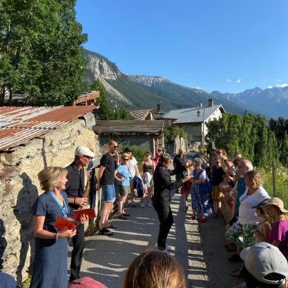 Spectacle Barock n'roll dans les rues de Termignon. Escapades baroques dans les Alpes avec la Fondation Facim
