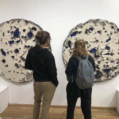 Deux visiteurs devant une oeuvre contemporaine de Nicolas Boulard représentant des fromages persillés. Expo Goûts du paysage / Paysages du goût de la Fondation Facim.