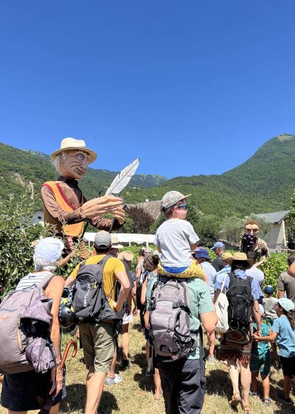 Des marionnettes géantes entraînent le public sur un chemin
