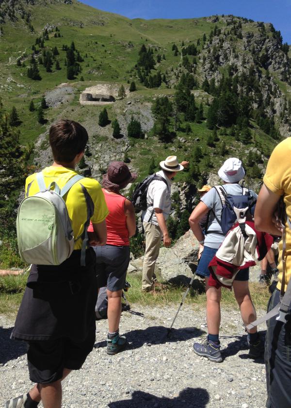 Balade en montagne l'été avec la Fondation Facim. Un guide conférencier et des promeneurs