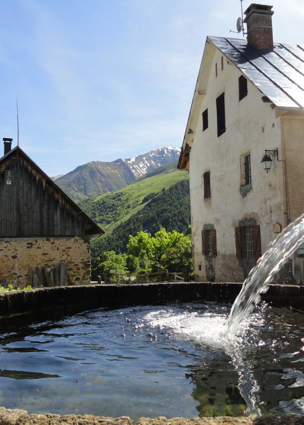 Village savoyard avec une fontaine au premier plan