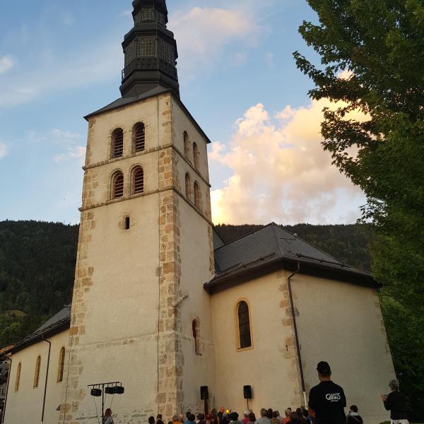 Un concert en plein air au pied d'un clocher_Escapades baroques dans les Alpes avec la Fondation Facim