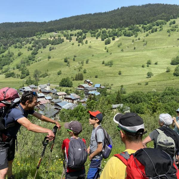 Un groupe de randonneurs et son guide font une pause en montagne, l'été. Escapades baroques dans les Alpes avec la Fondation Facim